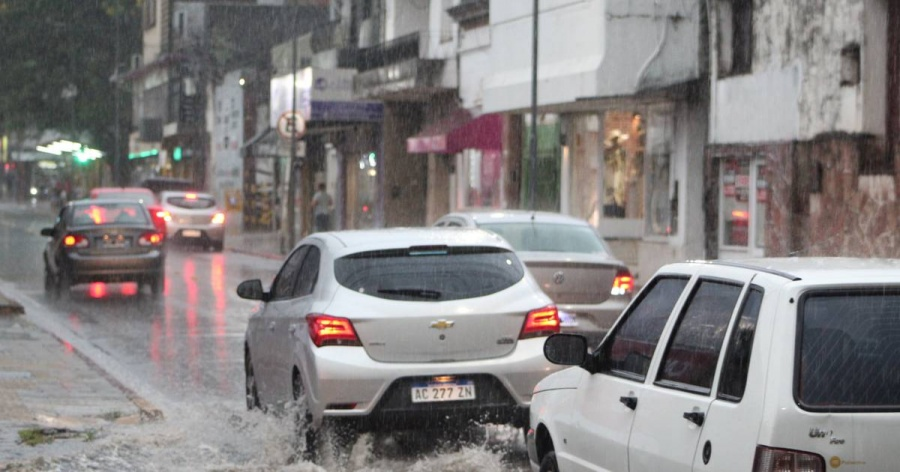 Atención: rige un doble alerta por tormentas fuertes para Corrientes