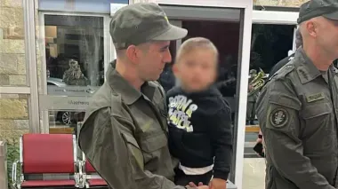 Nahuel Gallo llegó a Argentina y fue recibido por su esposa e hijo