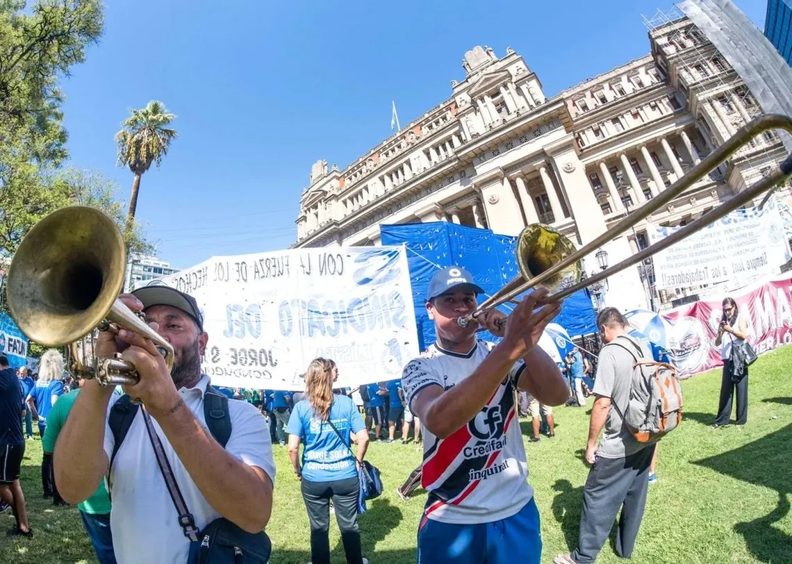 La CGT y los docentes marchan contra la reforma laboral y el ajuste educativo