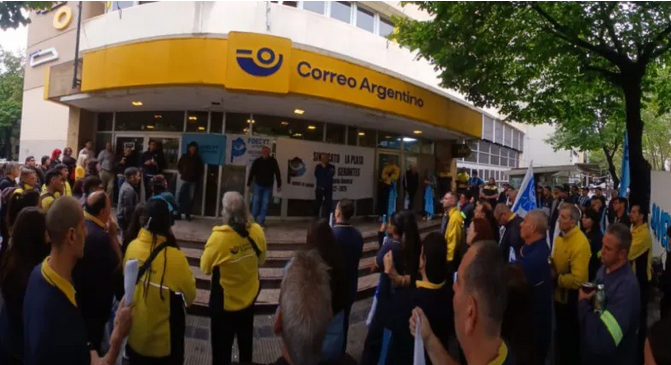 Por protestar por mejoras salariales, echaron a empleados del Correo Argentino