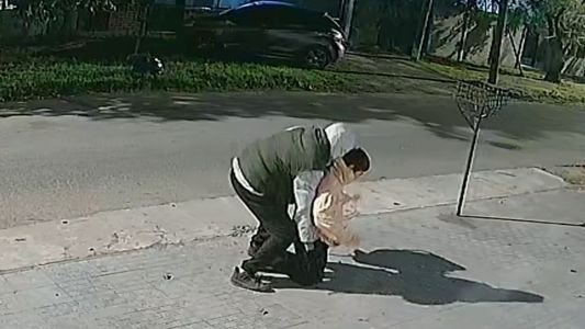 Cruel robo a un niño que iba a la escuela: el delincuente lo obligó a arrodillarse y sacarse el abri