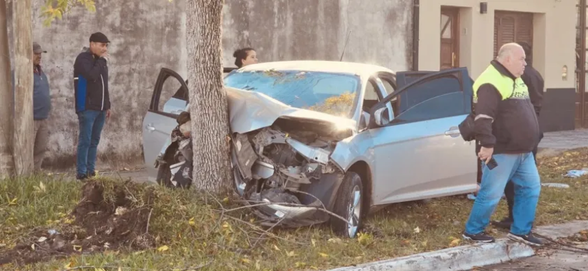 Un auto se incrustó contra un árbol y dos personas terminaron en el hospital.