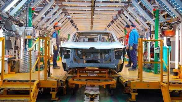 La economía sufrió un freno en febrero y la industria volvió a ser el sector más golpeado, con caída