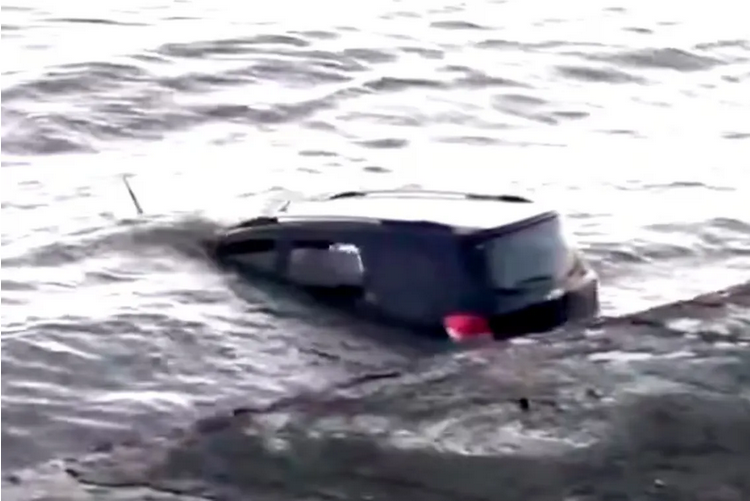 Se cayó con su auto al Río de la Plata: pescadores se tiraron al agua para salvar a la mujer y a su