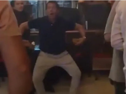 El papá de Agostina Páez fue filmado haciendo gestos de mono tras su llegada al país