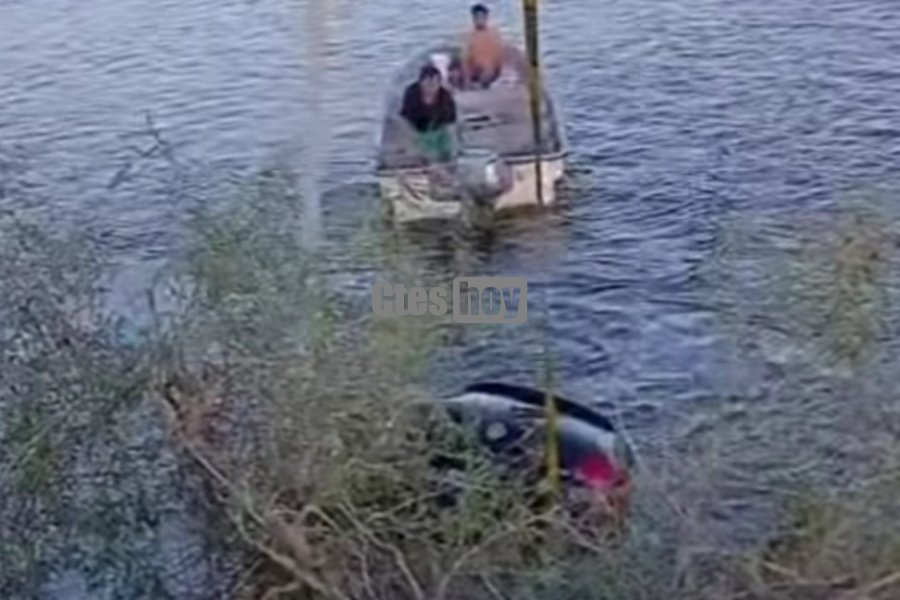 Cayó un auto en los Esteros del Iberá y su conductor murió atrapado bajo el agua