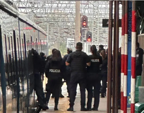 Tensión en Temperley: un hombre armado tomó una rehén en el Tren Roca