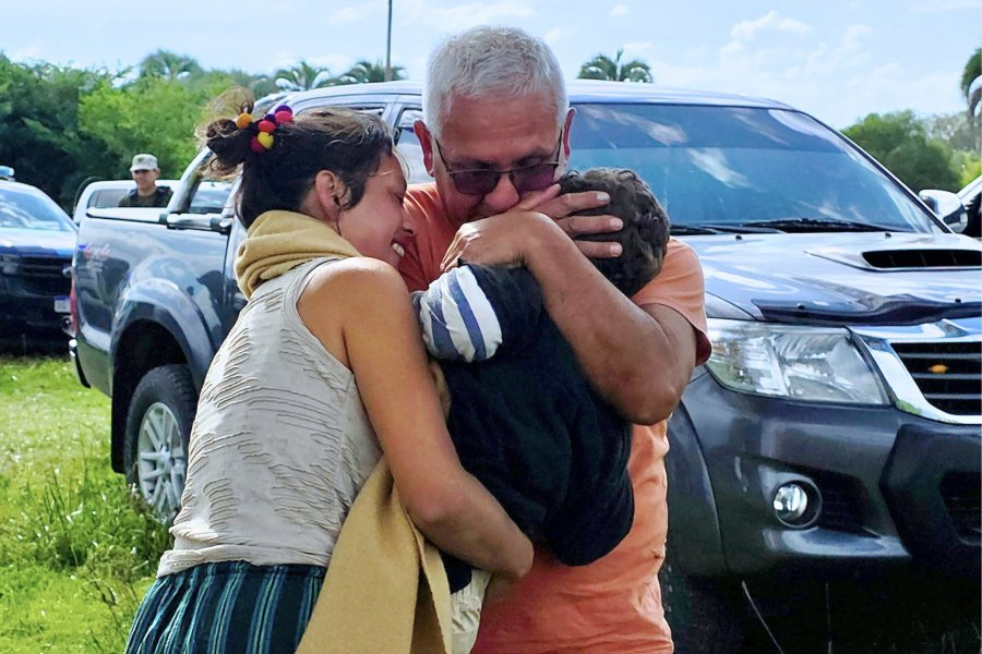 La imagen feliz: Nahuá con su Mamá y abuelo tras ser rescatado
