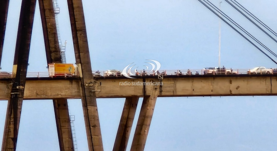 Cayó del puente, impactó contra una plataforma y fue rescatado con vidaCayó del puente, impactó cont