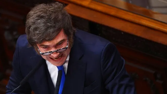 Entre Manuel Adorni y el malestar por la economía: la imagen de Javier Milei cayó siete puntos en ma