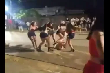 Otra pelea de mujeres en Corrientes: una chica quedó semidesnuda tras la golpiza