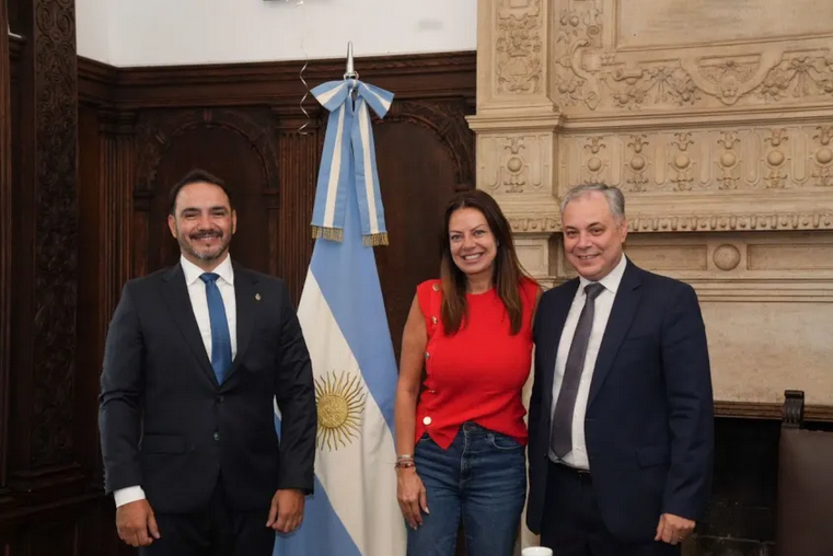 J. P. Valdés firmó el pago de la deuda de Anses con Corrientes por $40.000 millones