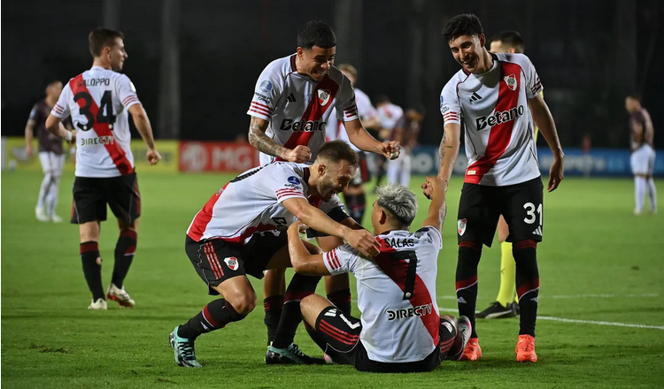 Con Viña en el arco y un gol agónico, River venció a Carabobo y es líder de su grupo