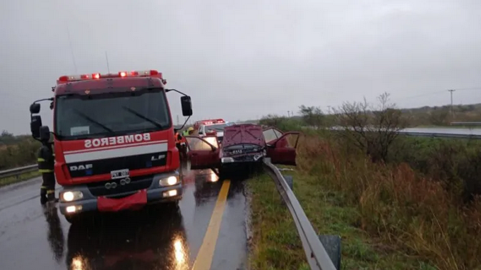 Ruta 14: rescataron a tres personas tras un vuelco en medio de una fuerte tormenta