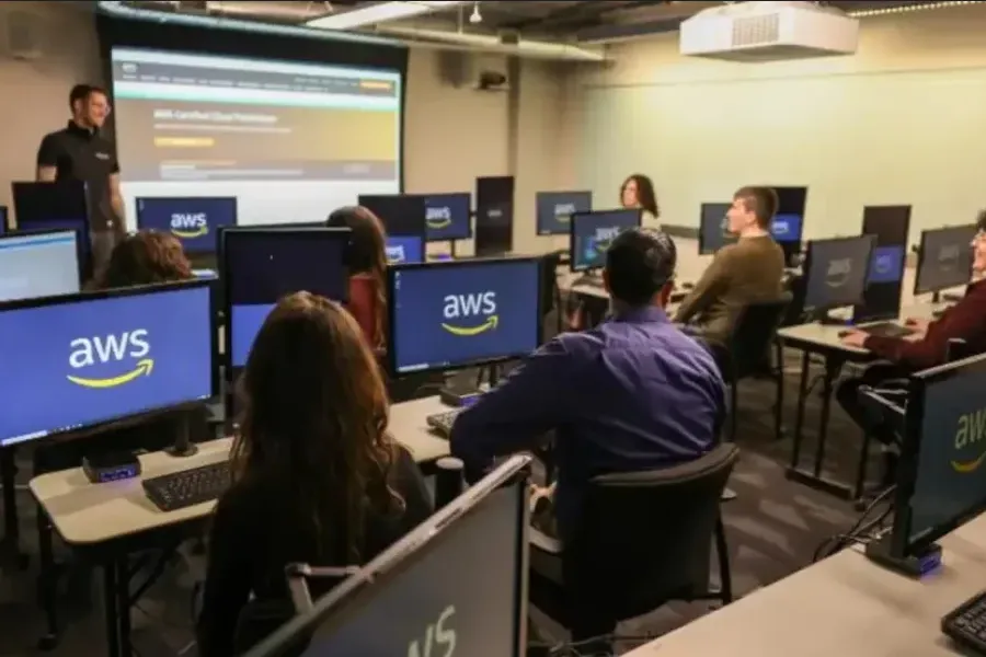 Corrientes busca acuerdo con Amazon para capacitar a 10 mil jóvenes en tecnología