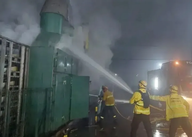 Parque Industrial en Ituzaingó: principio de fuego en la fábrica de placas