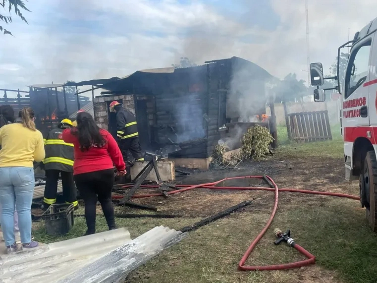 El fuego consumió por completo una precaria vivienda en el interior de Corrientes