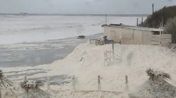 Quequén quedó sepultada bajo espuma marina en medio del ciclón extratropical
