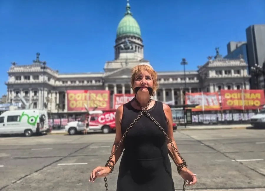 Nancy Pazos se encadenó y amordazó frente al Congreso en rechazo a la reforma laboral