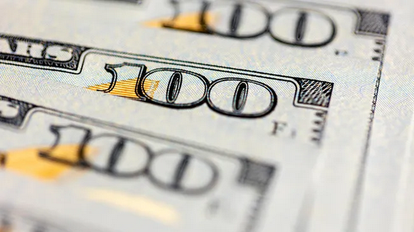 El dólar mayorista cayó tras dos subas al hilo y se alejó de los $1.400