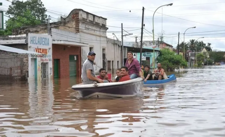 Inundaciones en Tucumán: clases suspendidas y evacuados durmiendo al costado de una ruta
