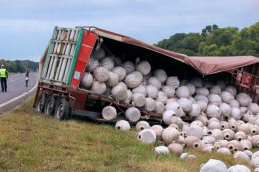 Tremendo vuelco de un camión cargado con rollos de hilos en la Ruta Nacional 123 Corrientes
