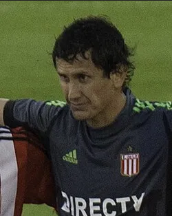 Viejos son los trapos; con 45  años, Hilario Navarro sigue atajando