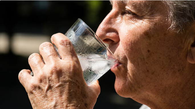 Cuánta agua deberían tomar los mayores de 60 años para cuidar la salud cerebral y física, según expe