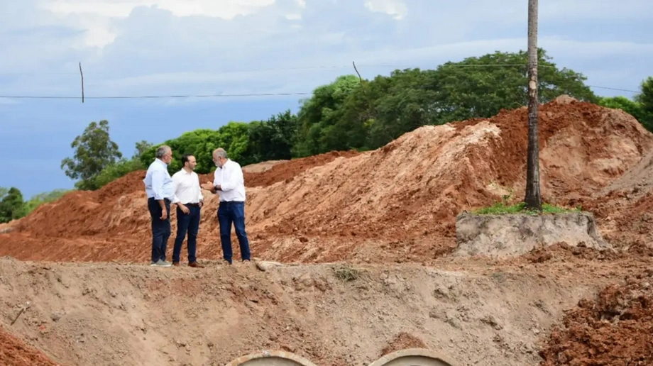 Valdés y Polich recorrieron una obra clave para evitar inundaciones en Corrientes