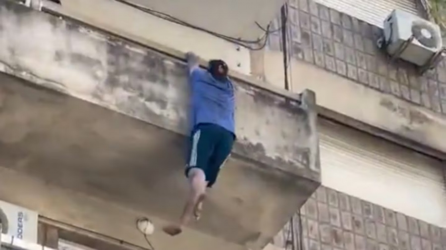 Un hombre cayó desde un cuarto piso, impactó contra un patrullero y sobrevivió