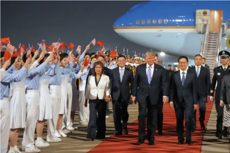 Trump llegó a China para reunirse con Xi Jinping