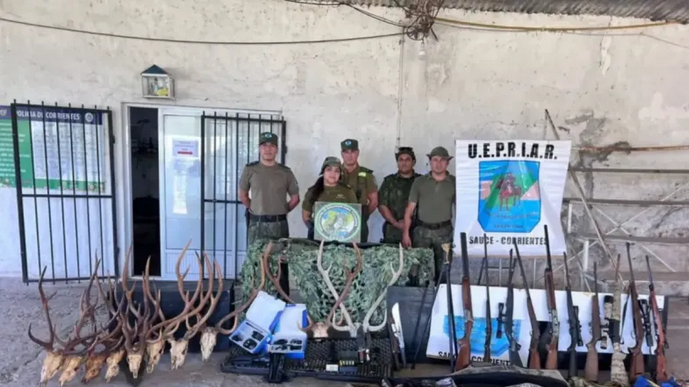 Desarticulan base de cazadores furtivos y secuestran armas de guerra en el interior de Corrientes