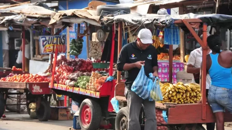 La informalidad laboral subió al 43% en el cuarto trimestre de 2025, con mayor incidencia en mujeres