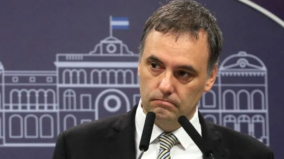 Manuel Adorni volvió a disculparse por llevar a su esposa en el avión presidencial, pero denunció fi