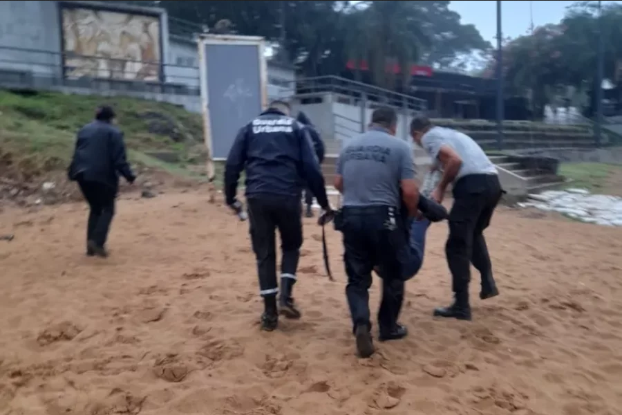 Impactante rescate de una mujer que se arrojó al Paraná desde la costanera de Corrientes