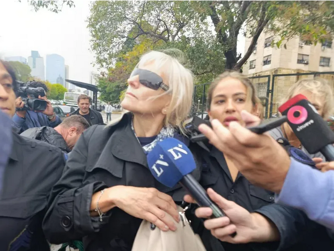 Las dos jubiladas que le prestaron dólares a Adorni dijeron no conocerlo