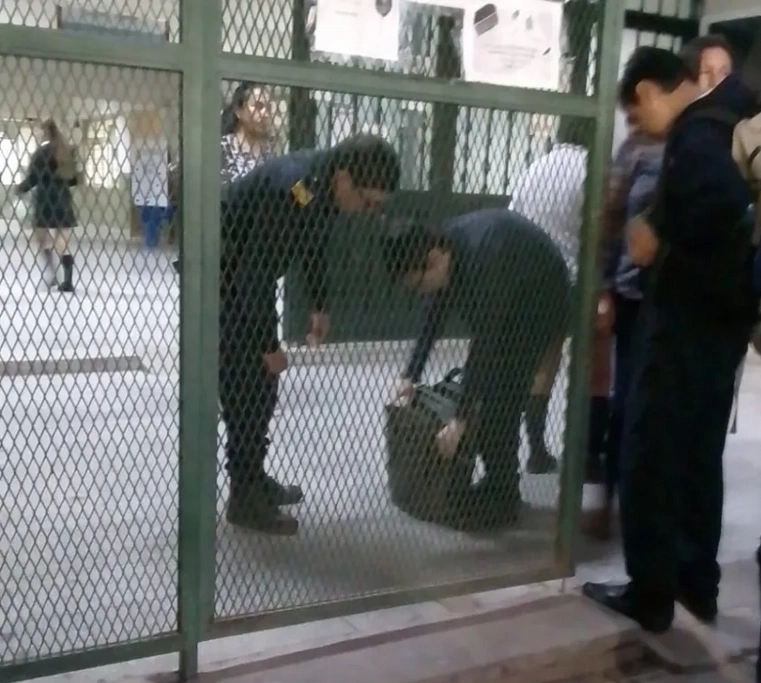 Amenazas de tiroteos: la Policía de Corrientes montó un operativo controlando mochilas en el ingreso