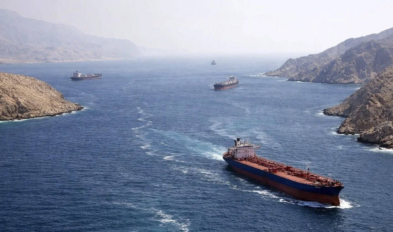 Irán anunció la reapertura del estrecho de Ormuz y el precio del petróleo retrocede más de 10%