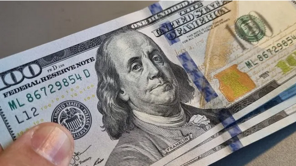 El dólar oficial registró su segunda suba en cinco días, pero no logró evitar otro retroceso semanal
