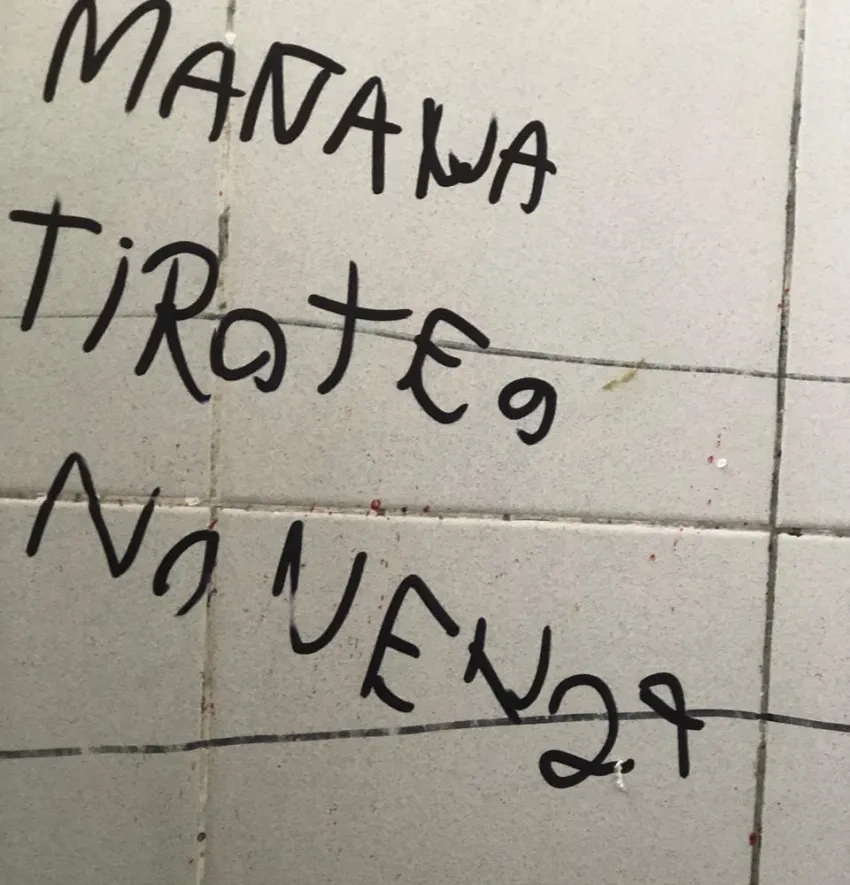 ¿Moda adolescente o amenaza? Crece la preocupación en Corrientes por las pintadas de tiroteos en esc