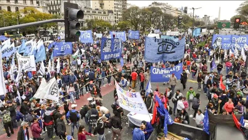 Darán de baja 900 mil planes sociales de $78 mil y los reemplazará por vouchers de capacitación