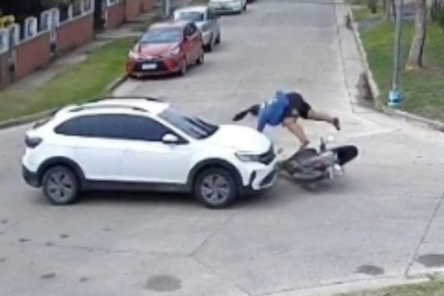 Corrientes: impactante choque entre un automóvil y un motociclista