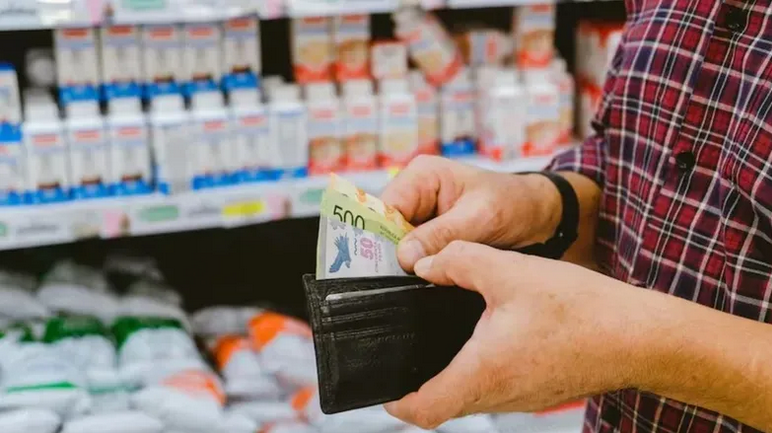 Los salarios volvieron a perder contra la inflación: subieron 2,4% en febrero