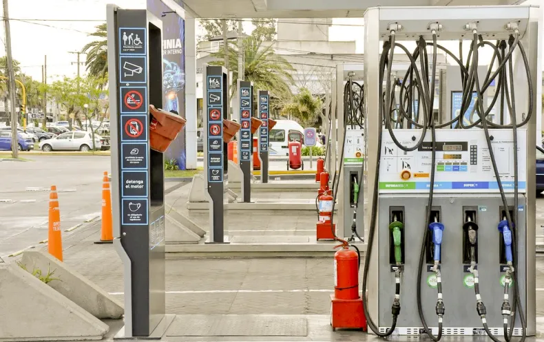 Naftas: La guerra con Irán, impuestos y costos locales empujan nuevas subas