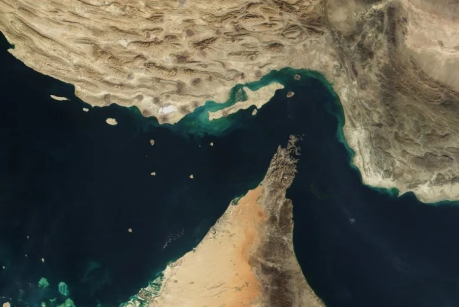 Irán amenaza con atacar a buques que se acerquen al estrecho de Ormuz