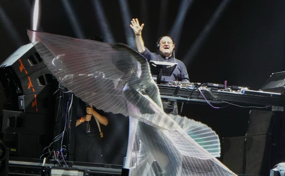 El cura DJ Guilherme Peixoto y una "misa electrónica" en Plaza de Mayo a casi un año de la muerte de