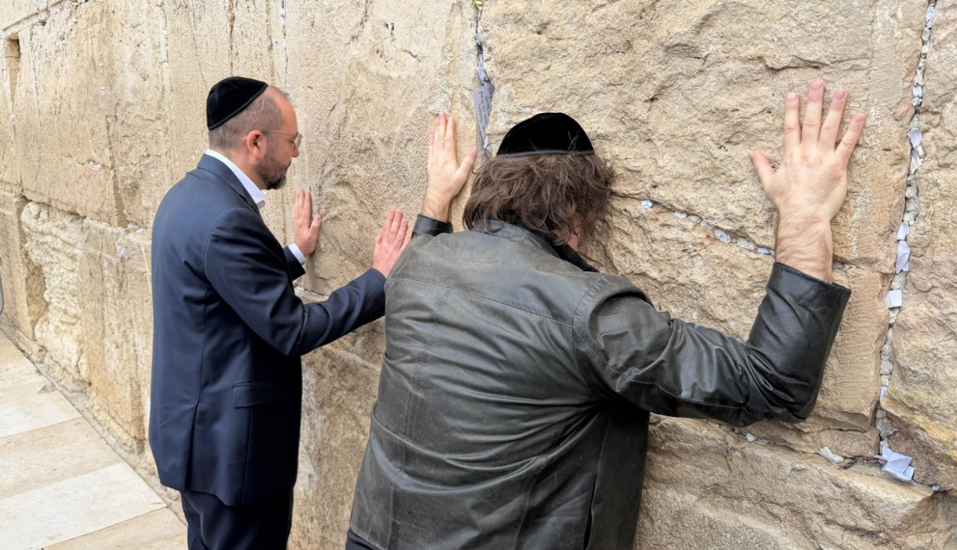 Javier Milei llegó a Israel y visitó el Muro de los Lamentos