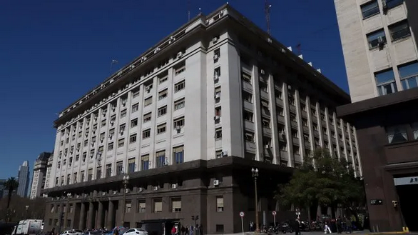 El Gobierno rompió en abril su regla fiscal: cayeron los ingresos, pero subió el gasto público