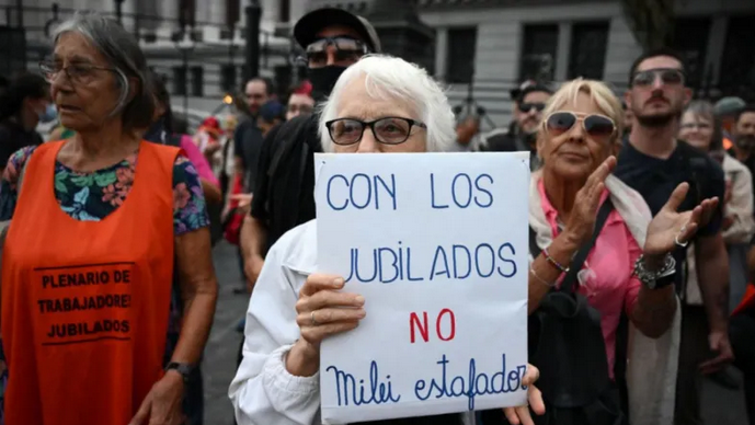 Las jubilaciones mínimas perdieron 10,3% frente a la inflación desde que asumió Milei