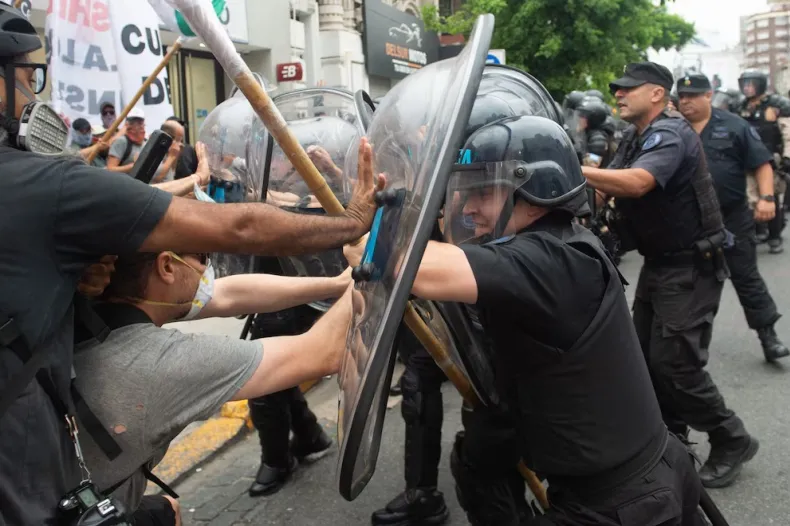 Incidentes en la marcha contra la reforma laboral: los manifestantes tiraron las vallas y la policía